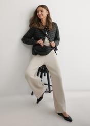 Чорна напівкругла жіноча сумка TOREC-1146-99(W26), вигляд виробу на плечі моделі. Видно повністю.