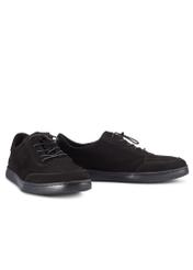 Чорні чоловічі шкіряні туфлі BUTYM-0529-99(W26), діагональний вигляд виробу на білому тлі.