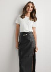 Кремова жіноча футболка з перлами TSHDT-0158-0B(W26), вигляд виробу спереду на моделі. Видно половину силуету.