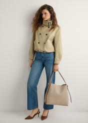 Бежева жіноча сумка-шопер TOREC-0903-1B(W26), вигляд виробу в руці моделі на світлому фоні.