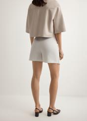 Жіночі білі кюлоти SZODT-0008-0B(W26), вигляд виробу ззаду на моделі. Видно половину силуету.