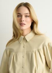 Світло-жовта жіноча шкіряна куртка KURDS-0574-2A(W26), крупний план деталі виробу на моделі.