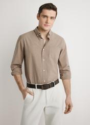 Чоловіча бавовняна сорочка кольору верблюжої шкіри KOSMT-0361-1D(W26), вигляд виробу спереду на моделі. Видно половину силуету.