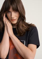 Чорна жіноча футболка з принтом TSHDT-0146-99(Z25), крупний план виробу на моделі.