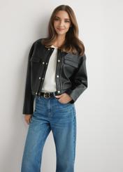 Жіноча коротка чорна шкіряна куртка KURDS-0597-99(W26), вигляд виробу спереду на моделі. Видно половину силуету.