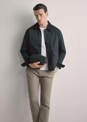 Чорна чоловіча косметичка TORMN-0352-99(W26), вигляд виробу спереду в руці моделі. Видно половину силуету.