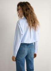 Жіноча смугаста бавовняна сорочка KOSDT-0184-7A(W26), вигляд виробу ззаду на моделі. Видно половину силуету.