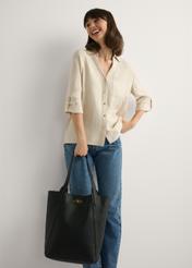 Велика чорна жіноча сумка-шопер TOREC-1142-9I(W26), вигляд виробу в руці моделі. Видно повністю.