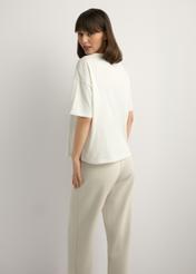 Кремова жіноча футболка з принтом TSHDT-0161-0B(W26), вигляд виробу ззаду на моделі. Видно половину силуету.