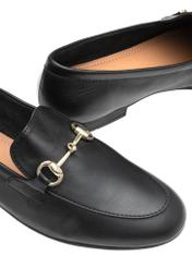 Жіночі шкіряні чорні мокасини BUTYD-0916A-99(W26), крупний план деталі виробу на білому фоні.