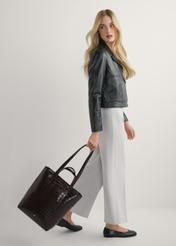 Велика жіноча сумка TORES-1232-1H(W26) зі шкіри коричневого кольору, крокодилова, вигляд виробу в руці моделі. Видно повністю.