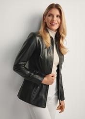 Жіноча приталена шкіряна куртка KURDS-0424-5491(KS), вигляд виробу спереду на моделі. Видно половину силуету.