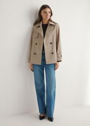 Бежева жіноча коротка куртка KURDT-0556-1C(W26), вигляд виробу спереду на моделі. Видно все тіло.