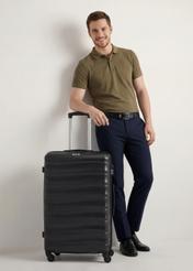 Велика валіза на колесах WALAB-0081-99-28(W26), вигляд виробу спереду поруч із силуетом моделі.