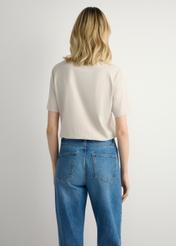 Світло-бежева жіноча базова футболка TSHDT-0120-1A(W26), вигляд виробу ззаду на моделі. Видно половину силуету.