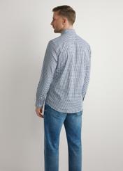 Чоловіча темно-синя картата бавовняна сорочка KOSMT-0277-7E(W26), вигляд виробу ззаду на моделі. Видно половину силуету.