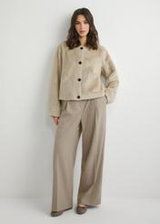 Жіноча коротка бежева хутряна шуба FUTDP-0079-1A(W26), вигляд виробу спереду на моделі. Видно все тіло.