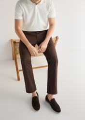 Чоловічі темно-коричневі замшеві мокасини BUTYM-0526-1I(W26), вигляд виробу спереду на ногах моделі.