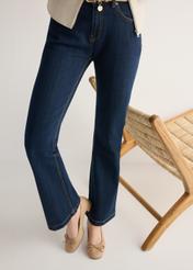 Бежеві шкіряні жіночі туфлі-човники BUTYD-1239-1B(W26), вигляд виробу спереду на ногах моделі, на світлому фоні.