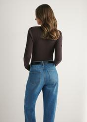 Жіноча коричнева ребриста сукня з довгим рукавом LSLDT-0028-1 I(W26), вигляд виробу ззаду на моделі. Видно половину силуету.