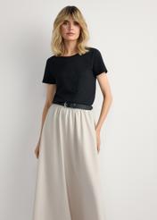 Чорна жіноча футболка з логотипом TSHDT-0157-99(W26), вигляд виробу спереду на моделі. Видно половину силуету.