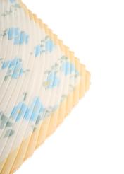 Жіноча хустка з блакитними квітами SZADT-0194-7P(W26), крупний план виробу на білому фоні.