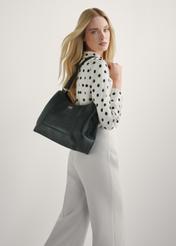 Жіноча чорна шкіряна сумка-шопер TORES-1264-9I(W26), вигляд виробу на плечі моделі. Видно половину силуету.