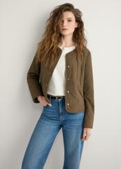 Жіноча стьобана куртка коричневого кольору KURDT-0620-1H(W26), вигляд виробу спереду на моделі. Видно половину силуету.