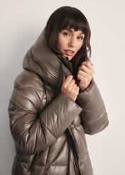 Жіноча довга стьобана куртка KURDT-0609-82(Z25), крупний план куртки на моделі. Видно половину силуету.