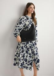 Чорна жіноча сумка-шопер TOREC-1238-99(W26), вигляд виробу на плечі моделі. Видно половину силуету.