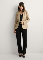 Бежева жіноча шкіряна куртка KURDS-0445-1B(W26), вигляд виробу спереду на моделі. Видно все тіло.