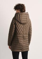 Коричнева жіноча стьобана куртка KURDT-0524-89(Z25), вигляд виробу зі спини на моделі. Видно половину силуету.