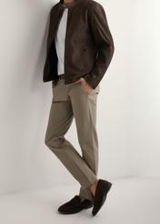 Чоловічі темно-коричневі шкіряні мокасини BUTYM-0482-1H(W26), вигляд виробу збоку на ногах моделі, на світлому фоні.