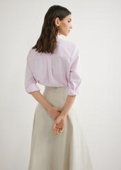 Жіноча смугаста бавовняна сорочка KOSDT-0184-5B(W26), вигляд виробу ззаду на моделі. Видно половину силуету.