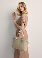 Кремова сумка-шопер з монограмою TOREC-1029-0P(W26), вигляд виробу спереду на силуеті моделі.