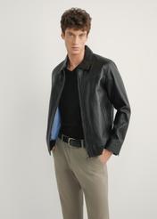 Чорна чоловіча шкіряна куртка KURMS-0407-99(W26), вигляд виробу спереду на моделі. Видно половину силуету.