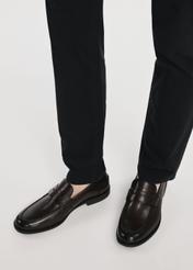 Чоловічі коричневі шкіряні мокасини BUTYM-0482-1I(W26), вид виробу зверху на ногах моделі, ізольовані на білому тлі.