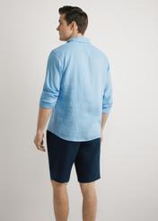 Синя чоловіча лляна сорочка KOSMT-0321A-7B(W26), вигляд виробу ззаду, на моделі, на світлому фоні. Видно половину силуету.