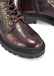 Бордові жіночі ботильйони з крокоподібної шкіри BUTYD-1192-90(Z25), крупний план деталі виробу на білому фоні.