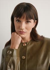 Жіноча коротка шкіряна куртка кольору хакі KURDS-0590-8D(W26), крупний план деталі виробу на силуеті моделі.