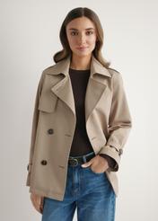 Бежева жіноча коротка куртка KURDT-0556-1C(W26), вигляд виробу спереду на моделі. Видно половину силуету.