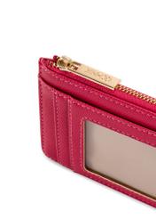 Футляр для карток кольору фуксії POREC-0413-5E(W26), крупний план деталей виробу на білому тлі.