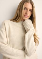 Jasnobeżowy sweter damski z wełny SWEDT-0244-1A(Z26)