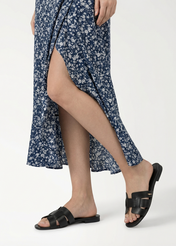 Жіночі чорні плетені шльопанці BUTYD-0904D-99(W26), вигляд виробу збоку на ногах моделі.