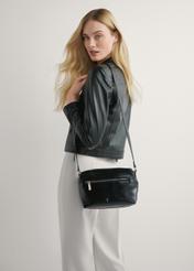 Чорна жіноча сумка через плече TOREC-1207-9F(W26), вигляд виробу на плечі моделі. Видно половину силуету.