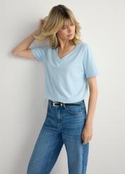 Світло-блакитна жіноча базова футболка TSHDT-0120-7A(W26), вигляд виробу спереду на моделі. Видно половину силуету.