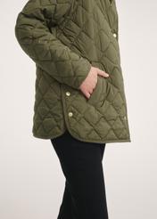 Жіноча куртка з коміром кольору хакі KURDT-0596-55(Z25), крупний план деталі виробу на моделі.