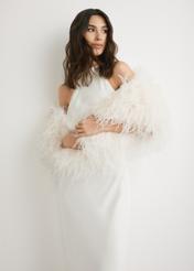 Кремовий шарф з натурального пір'я SZADF-0037-0B(W26), вигляд виробу спереду на силуеті моделі.