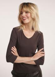 Коричнева жіноча блузка з V-подібним вирізом LSLDT-0036-90(Z25), вигляд виробу спереду на моделі. Видно половину силуету.