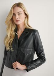 Чорна жіноча шкіряна коротка куртка KURDS-0471-99(W26), крупний план виробу на моделі. Видно половину силуету.